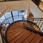 Escalier à limon caissonné acier et marches en chêne. Brasserie LE CARDINAL